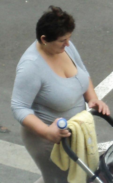 4P Candid Mum's Huge Tits