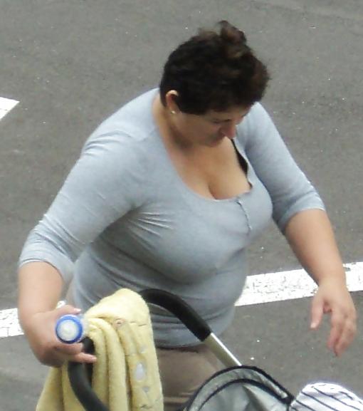4P Candid Mum's Huge Tits
