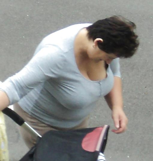 4P Candid Mum's Huge Tits