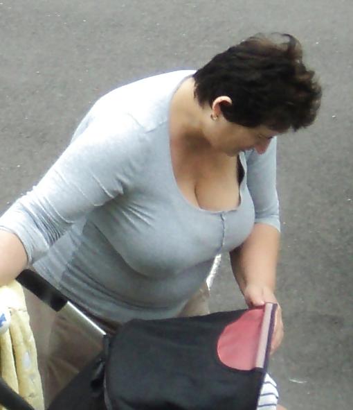 4P Candid Mum's Huge Tits