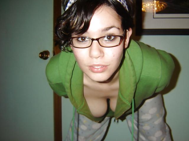 25P Real Amateurs Let Their Tits Hang 5