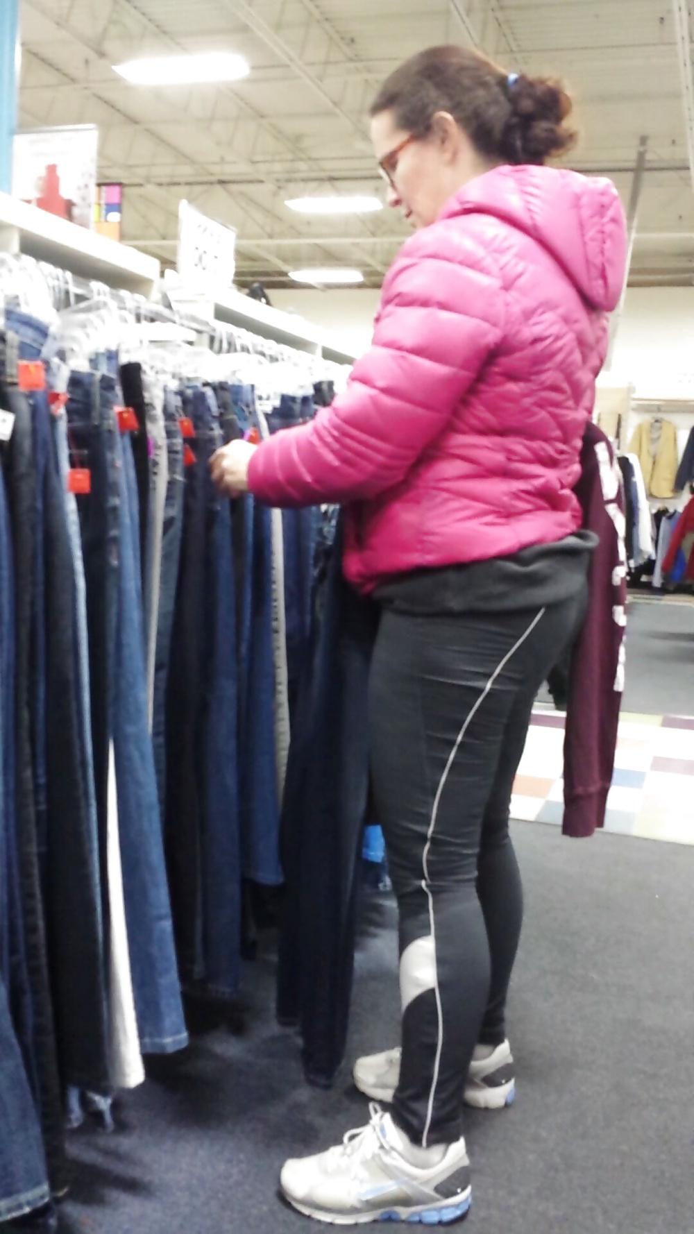 15P Candid big ass booty in tight leggings huge butt mature