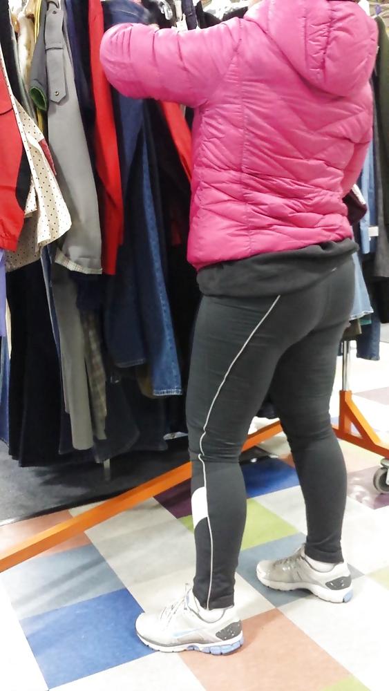 15P Candid big ass booty in tight leggings huge butt mature