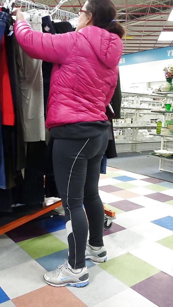 15P Candid big ass booty in tight leggings huge butt mature