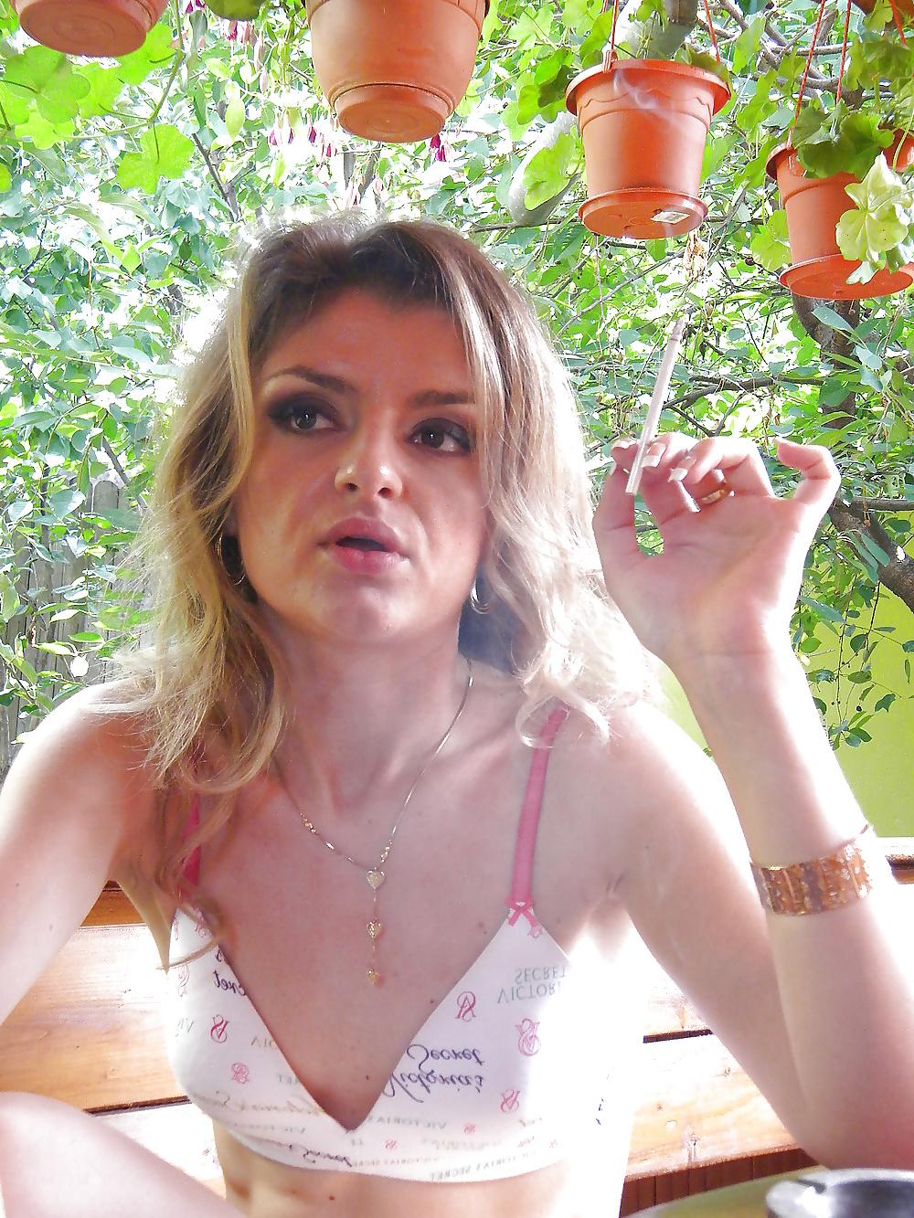 11P Blonde Beauty Strips Outdoor!Smoking!