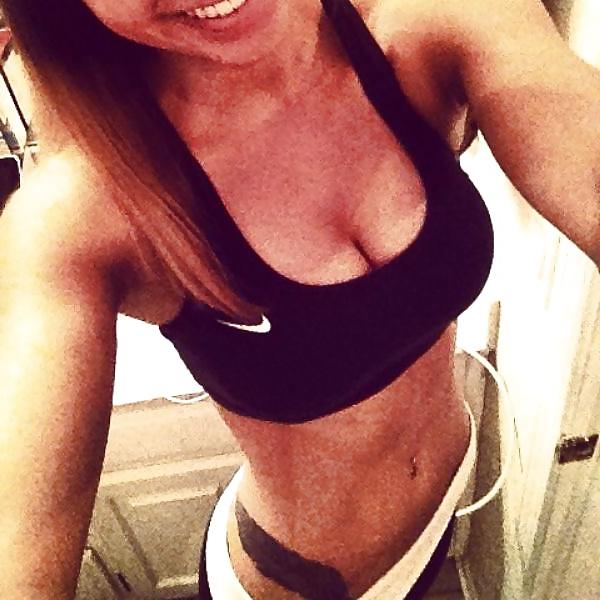 25P Girls in Sports Bras V