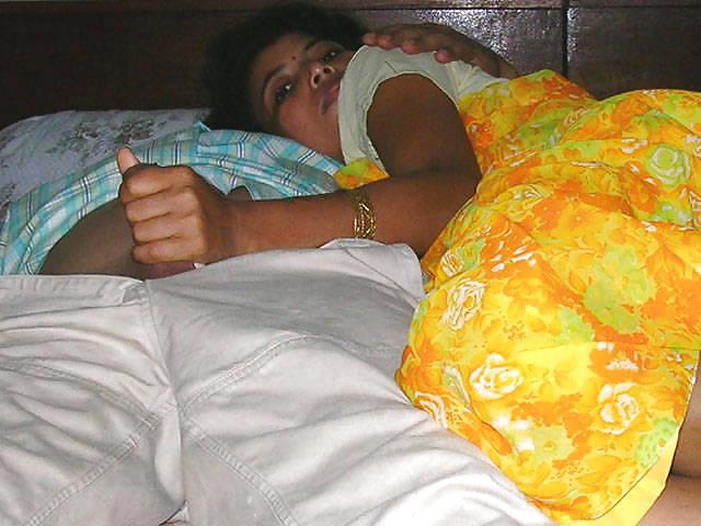 13P Indian homely aunty having sex