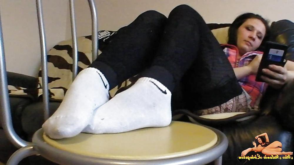 25P I smoking in my white Nike ankles and moving my toes