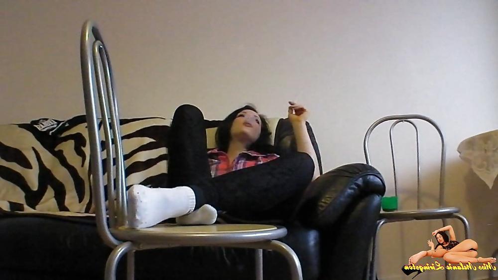 25P I smoking in my white Nike ankles and moving my toes
