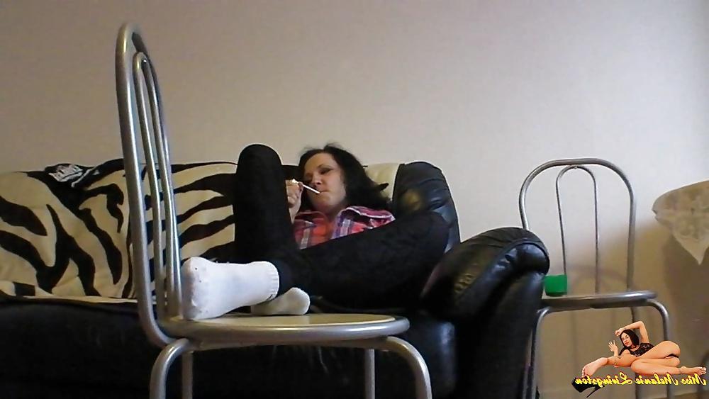 25P I smoking in my white Nike ankles and moving my toes