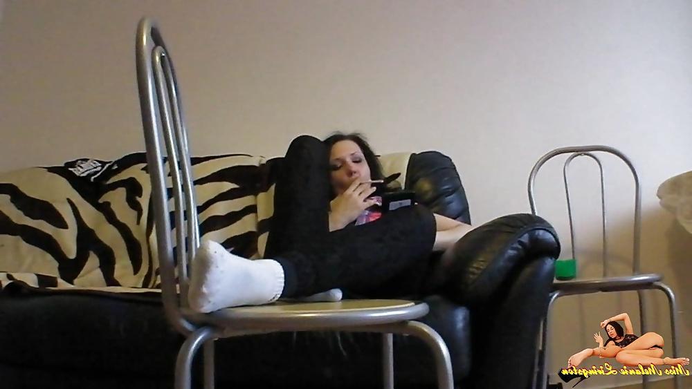 25P I smoking in my white Nike ankles and moving my toes