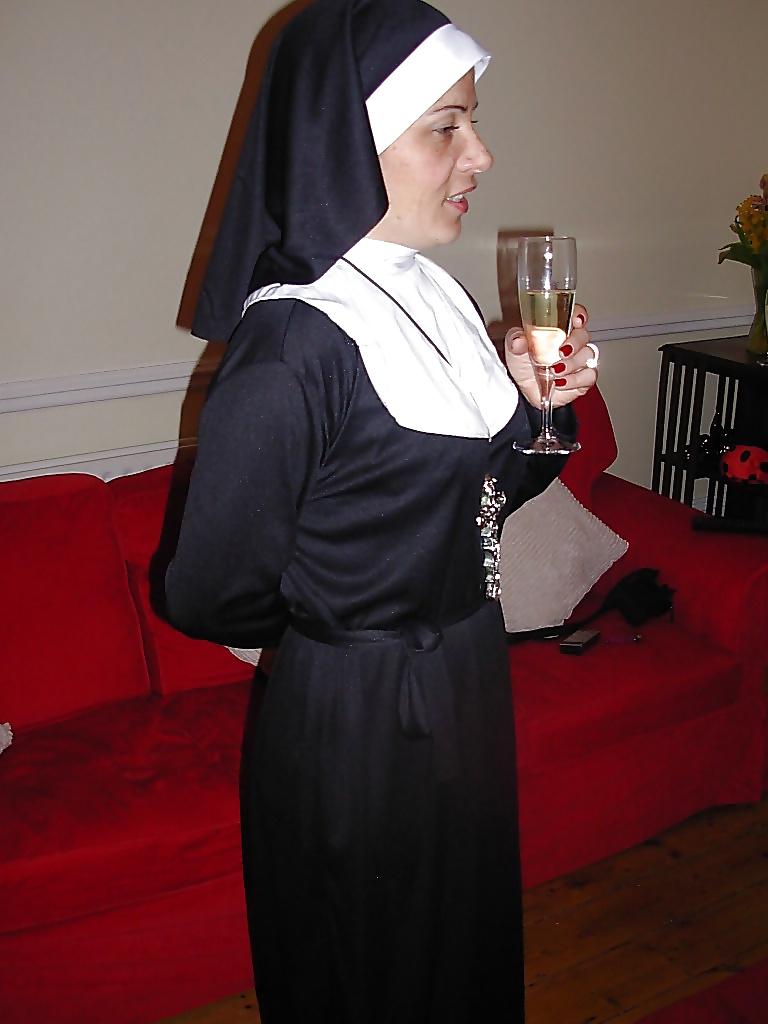 25P Nuns are only women too vol.1