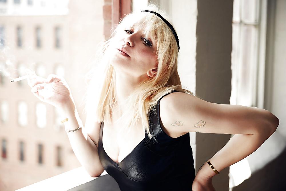18P Courtney love Smoking