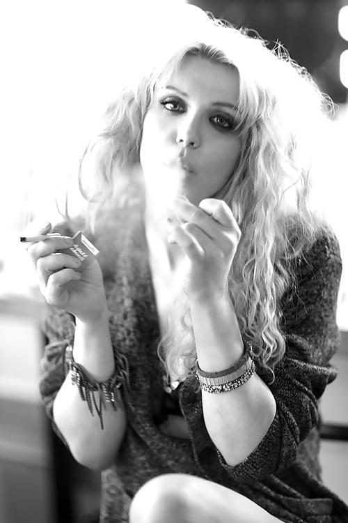 18P Courtney love Smoking