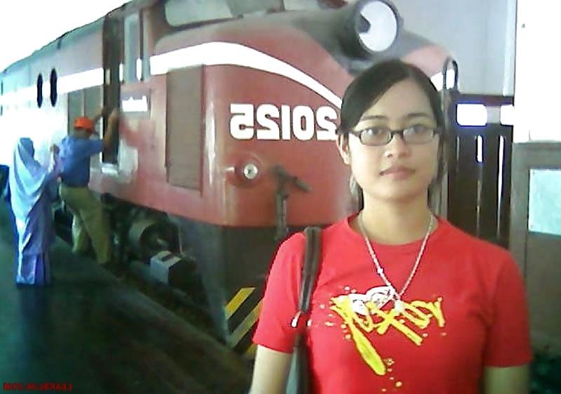 4P Malay- awek freehair berkaca mata