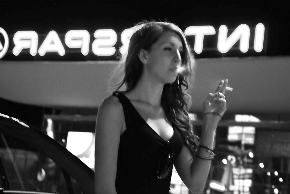 20P Smoking girls