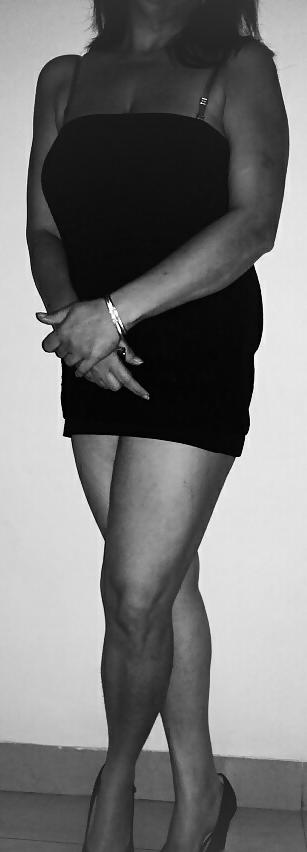 8P Indian house wife black & white