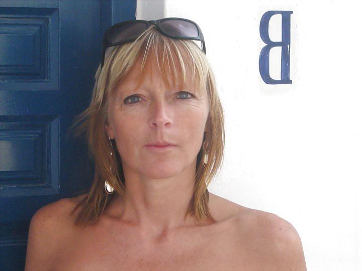 25P Sexy mature milf lady 