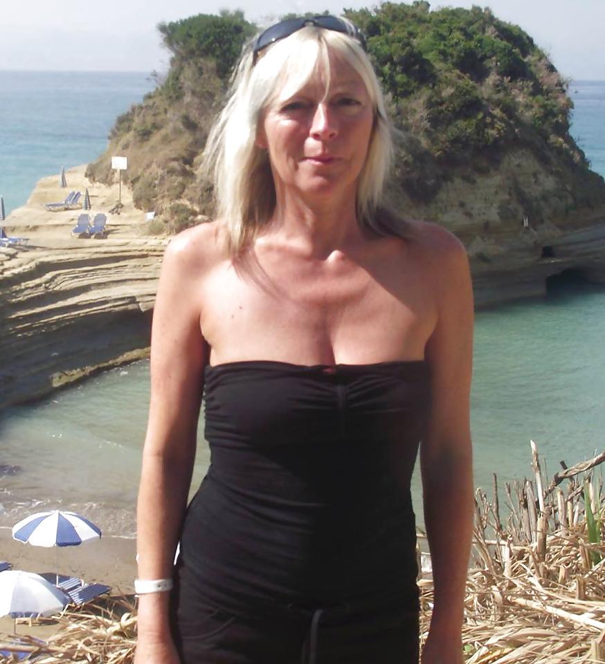 25P Sexy mature milf lady 