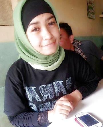 15P Indonesian- janda jilbab tudung bugil