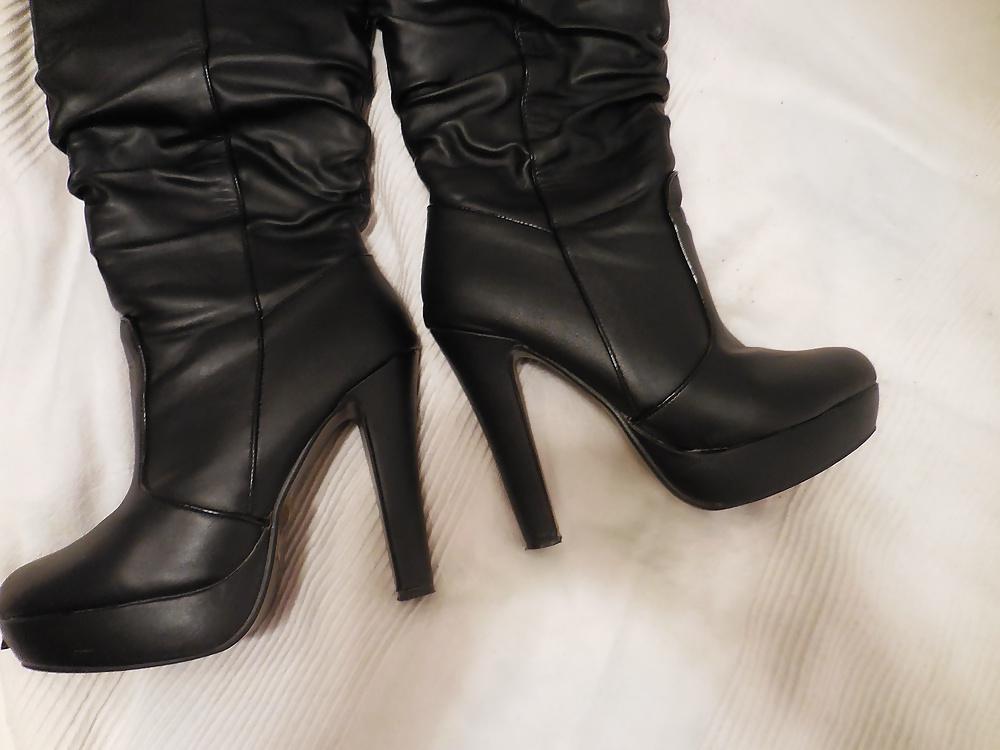 22P Cum on black boots