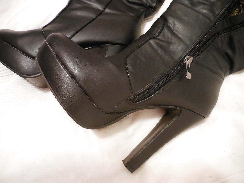 22P Cum on black boots