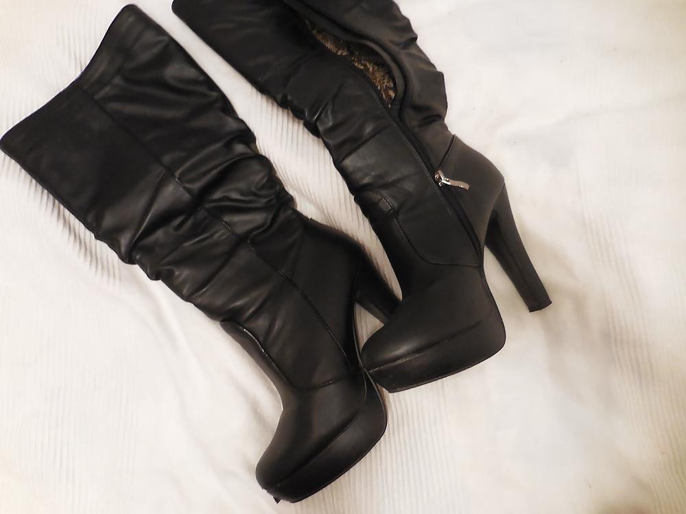 22P Cum on black boots
