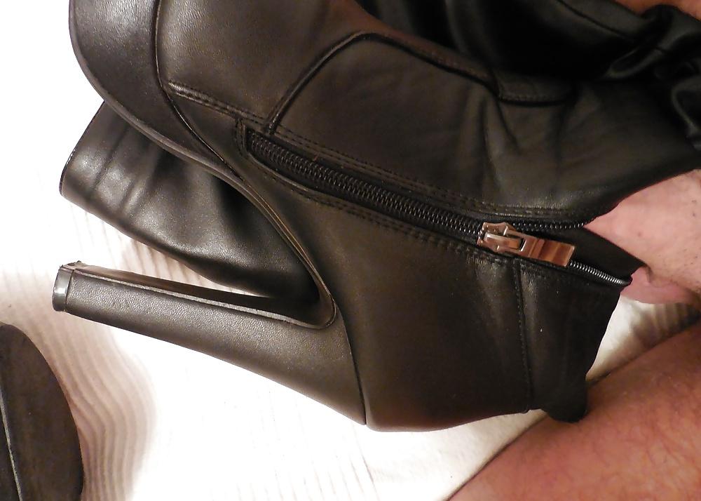 22P Cum on black boots