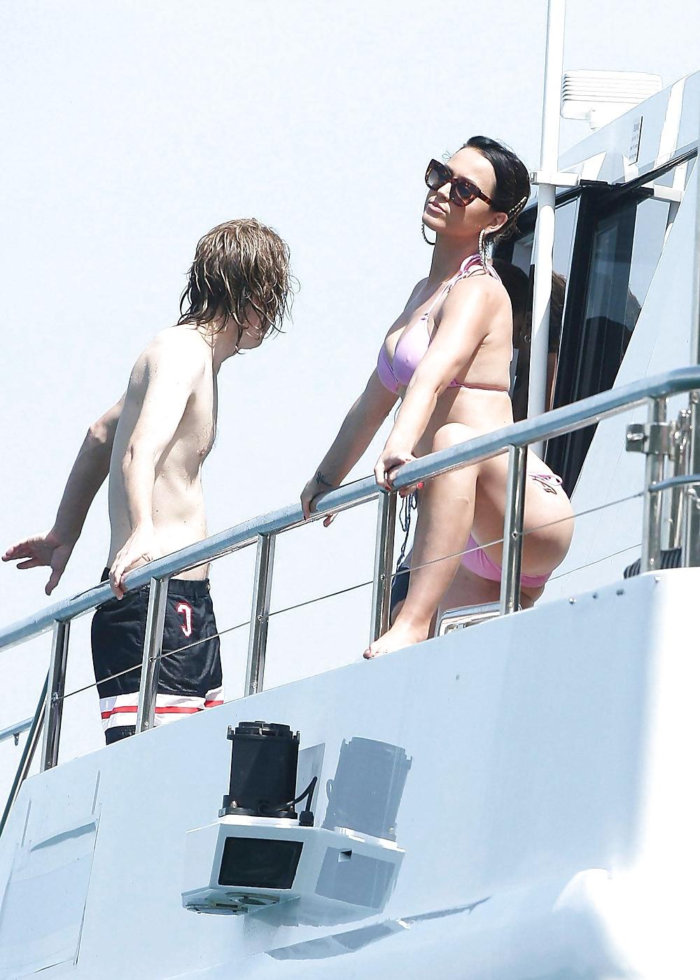 25P Katy Perry Huge Boobs & Ass In Leggings (HQ)