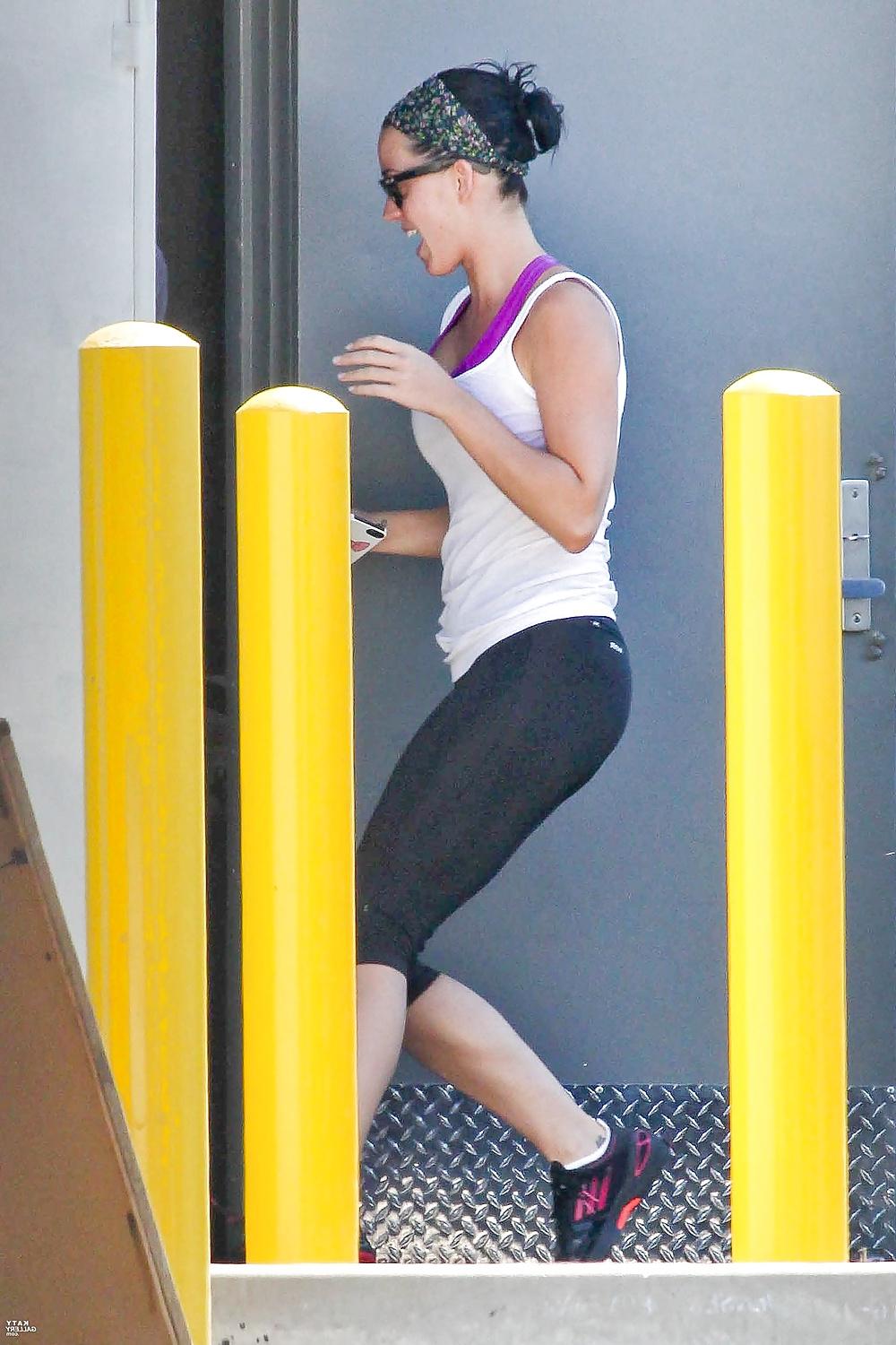 25P Katy Perry Huge Boobs & Ass In Leggings (HQ)