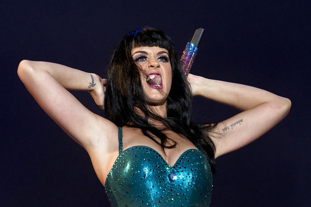 25P Katy Perry Huge Boobs & Ass In Leggings (HQ)