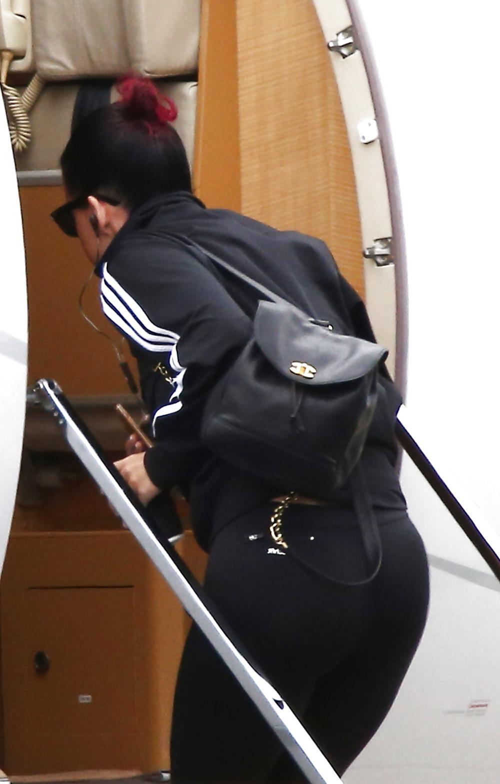 25P Katy Perry Huge Boobs & Ass In Leggings (HQ)