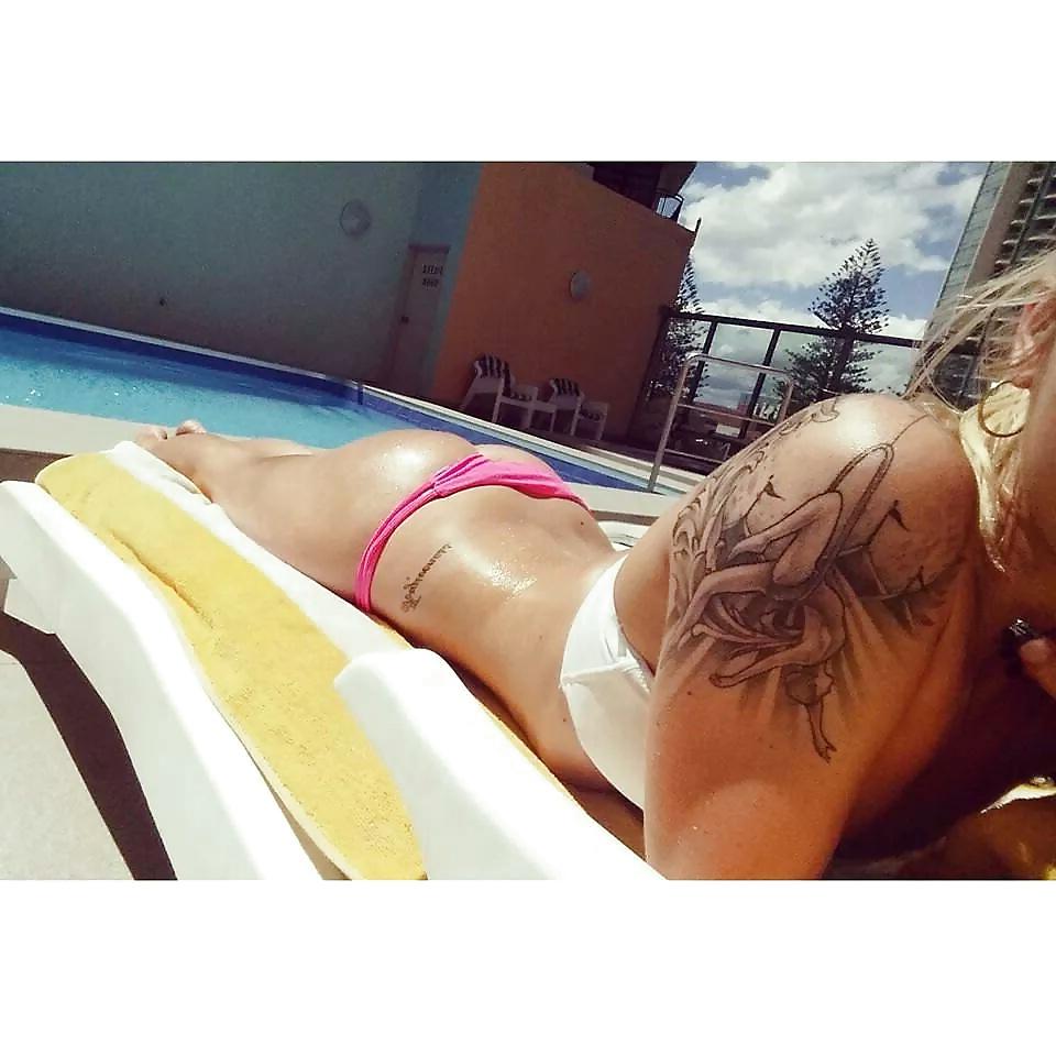 25P More bikini babes.