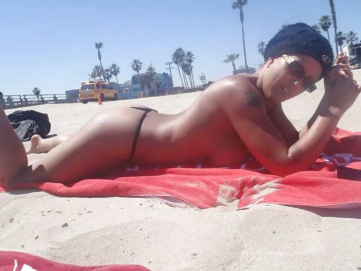 25P More bikini babes.