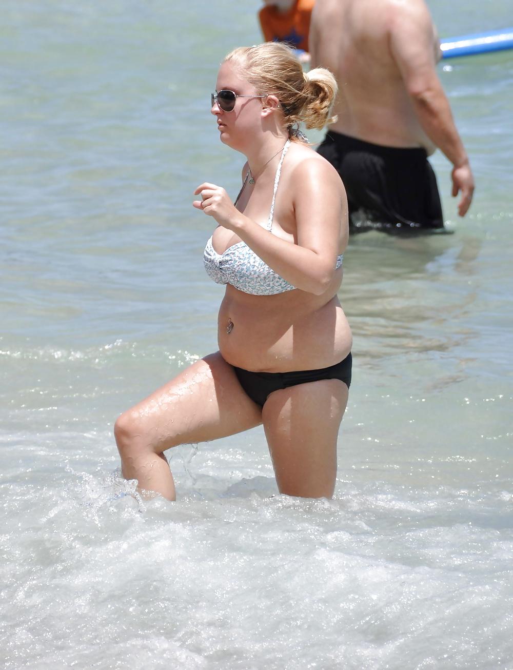 10P Candid Blonde MILF Big Beach Boobs