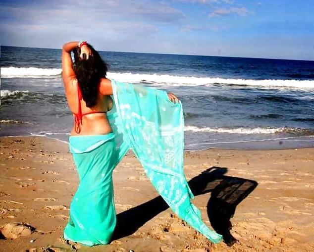 19P Indian girl showing her big boobs on beach