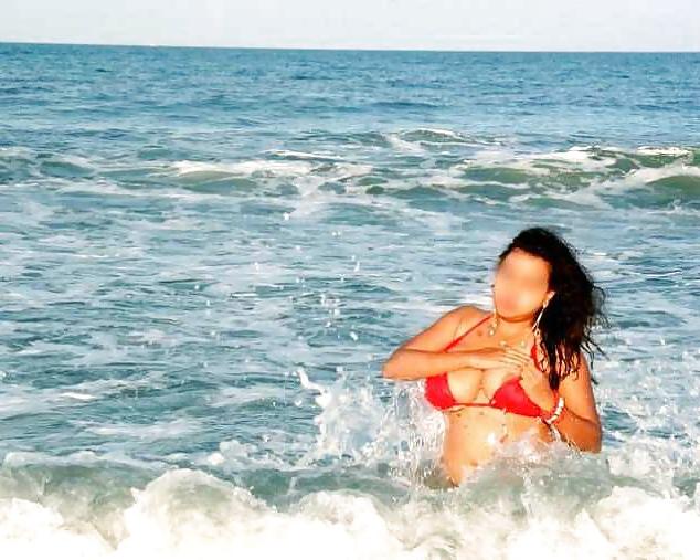 19P Indian girl showing her big boobs on beach