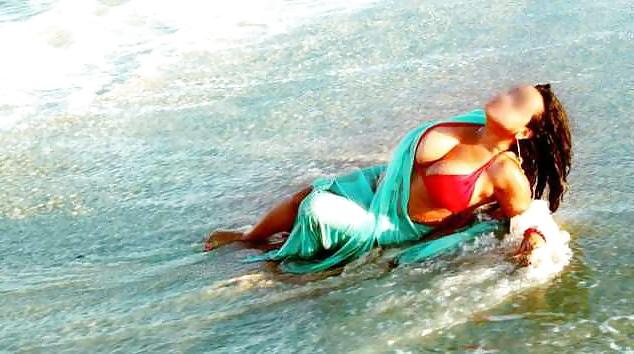 19P Indian girl showing her big boobs on beach