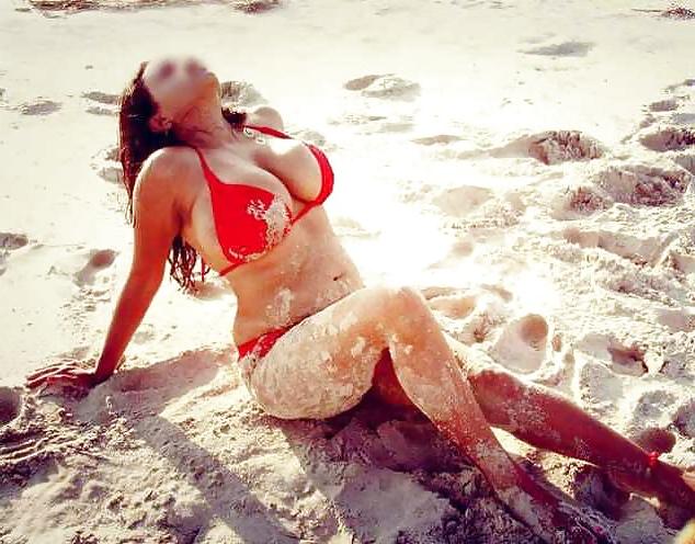 19P Indian girl showing her big boobs on beach