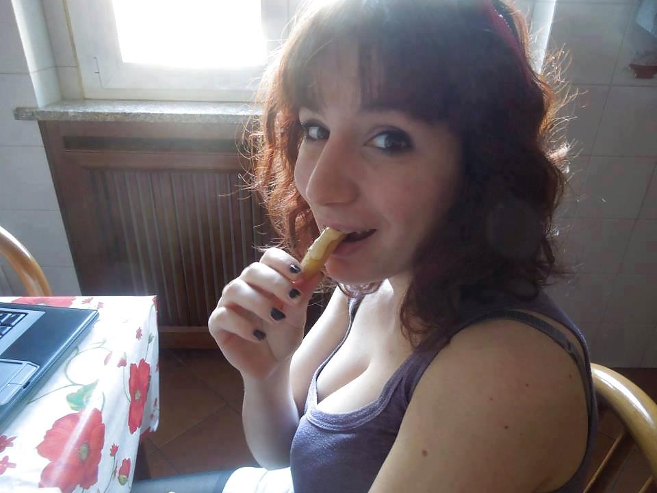 25P Ragazza italiana tettona - Busty italian teen with big tits
