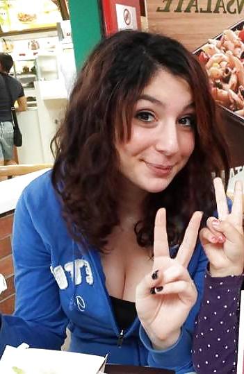 25P Ragazza italiana tettona - Busty italian teen with big tits