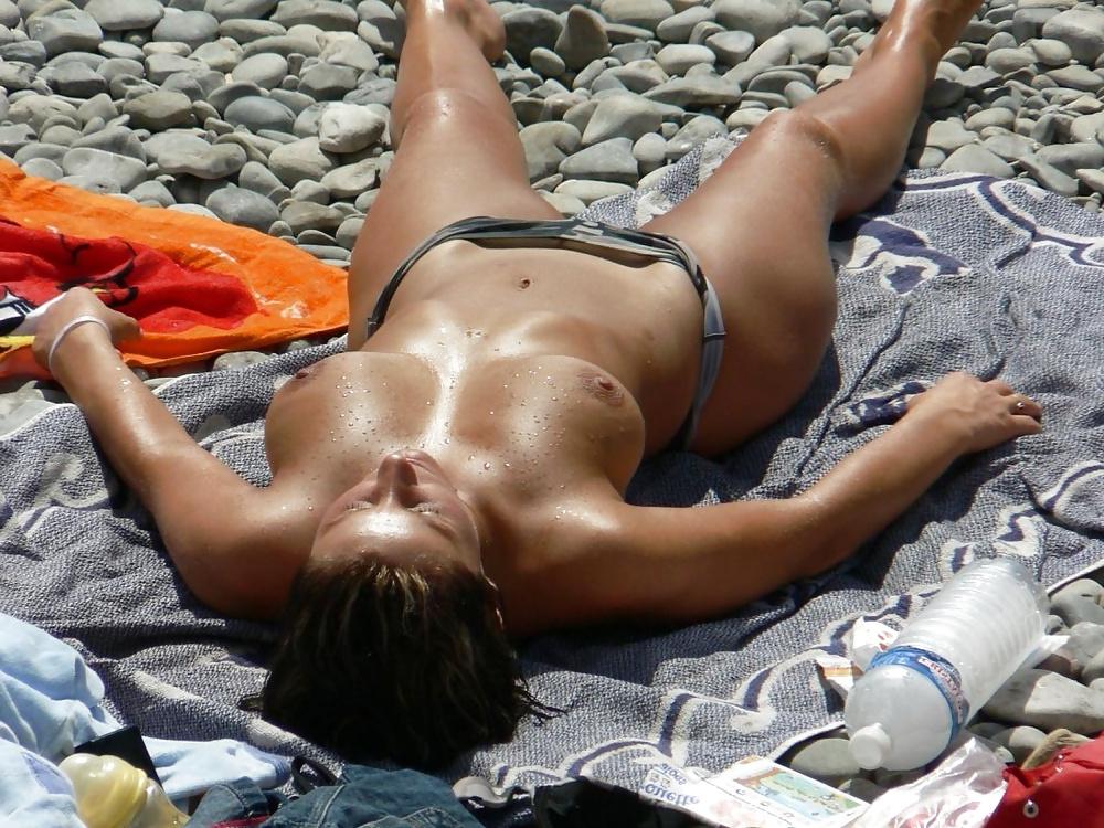 20P Topless Babes On The Beach