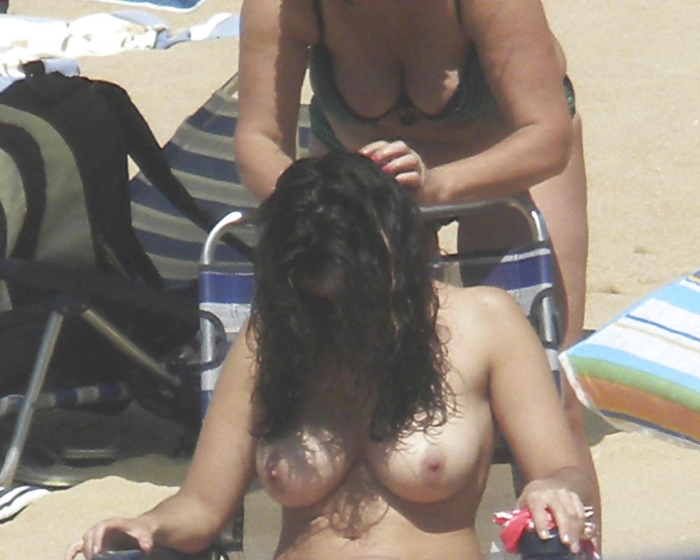 20P Topless Babes On The Beach