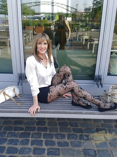 25P These babes are so hot and convincing