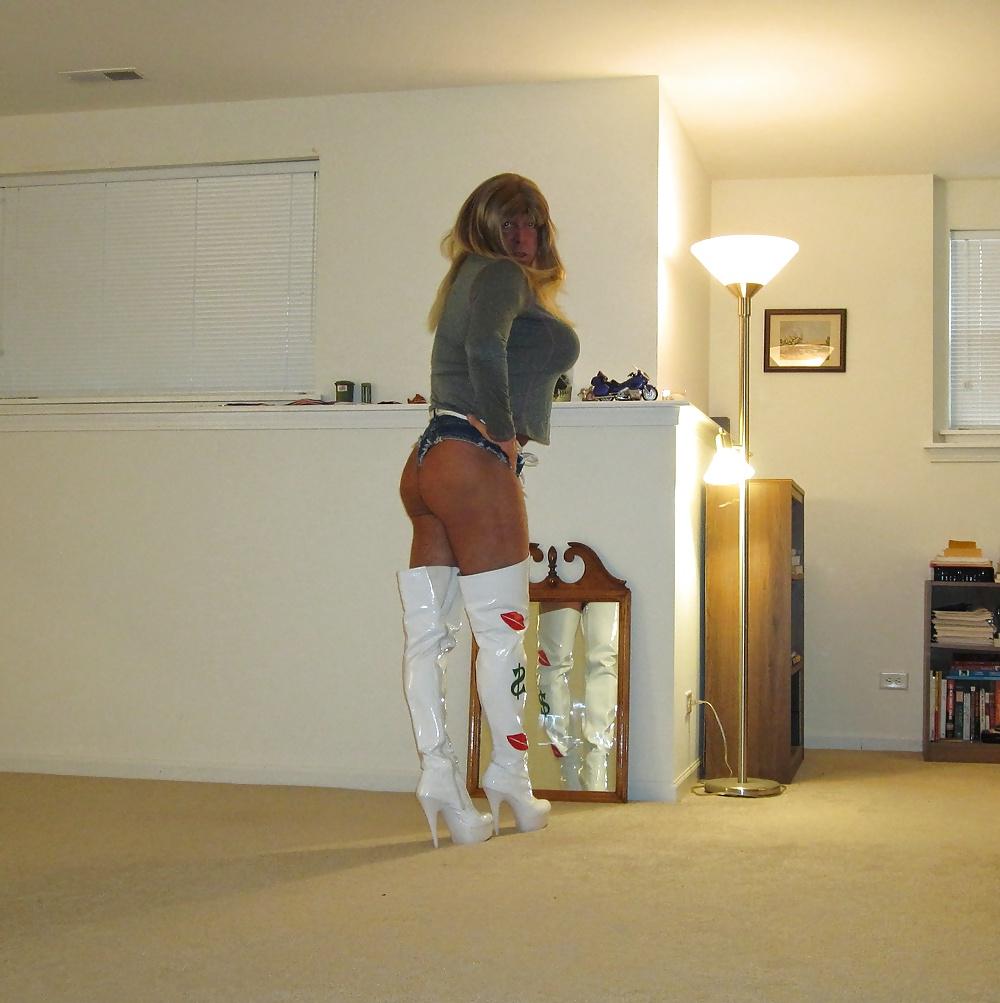 19P Blondie in Tiny Daisy Dukes and CFM Boots