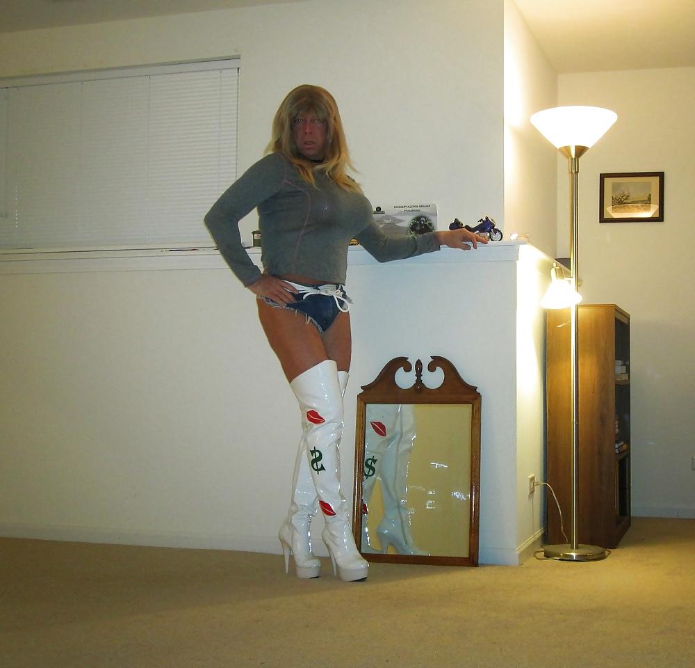 19P Blondie in Tiny Daisy Dukes and CFM Boots
