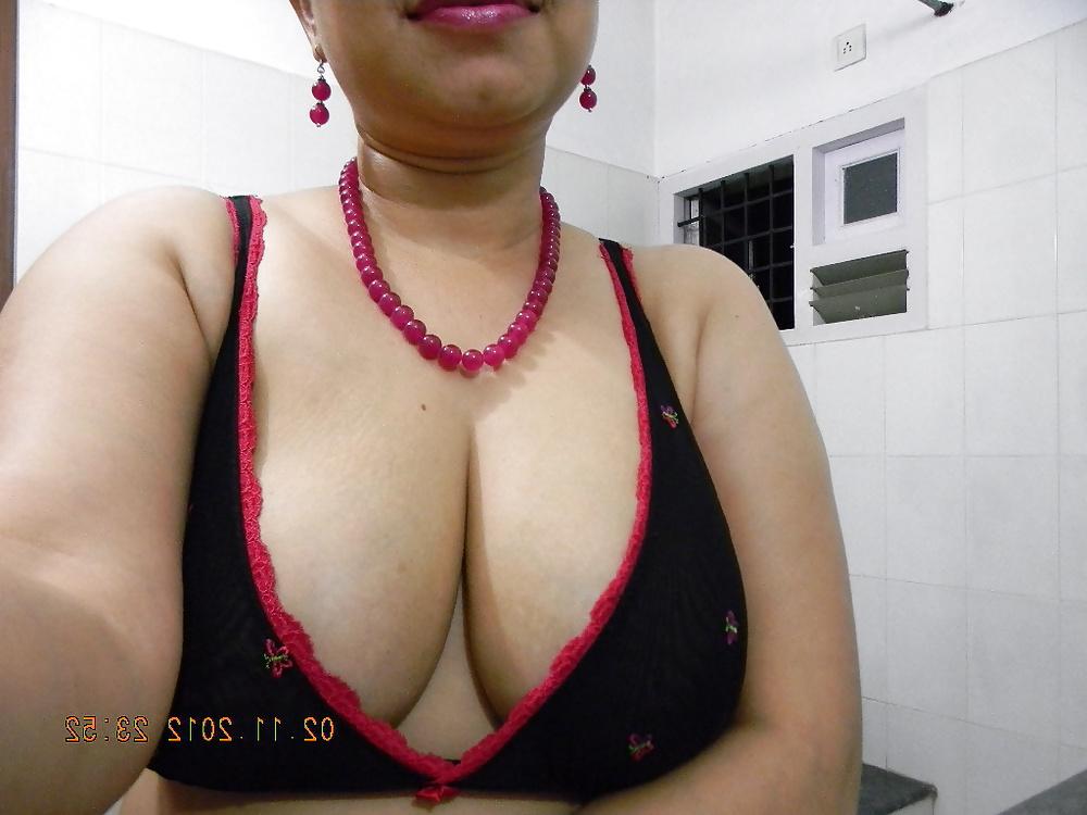 11P Indian MILF Driffrent Bra and Boobs