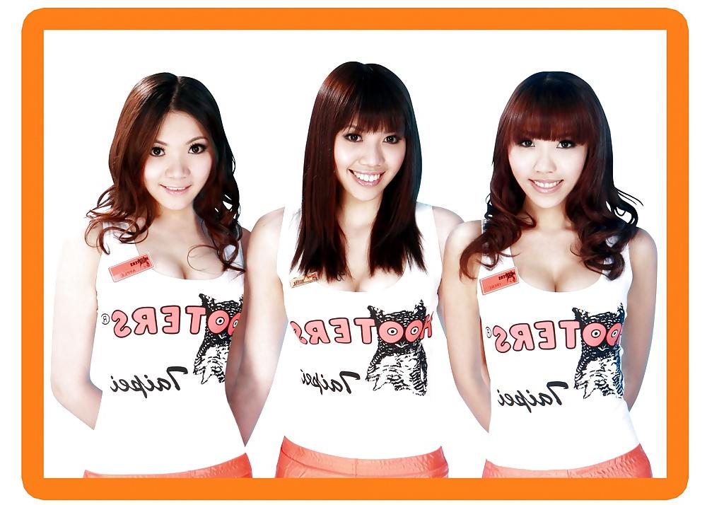 18P Hooters Babes Which one would you fuck and how?! 