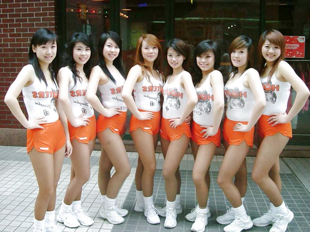 18P Hooters Babes Which one would you fuck and how?! 