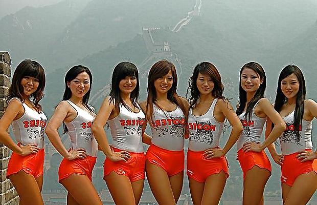 18P Hooters Babes Which one would you fuck and how?! 